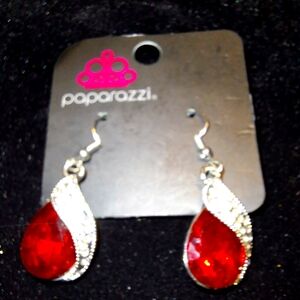 2 pair of NWT Paparazzi earrings.